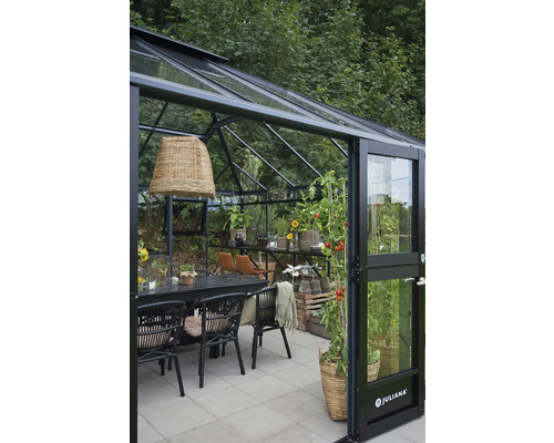 Gewächshaus mit Tisch, Stühlen und Pflanzen für den Garten