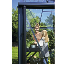 Gewächshaus mit Personen bei der Gartenarbeit