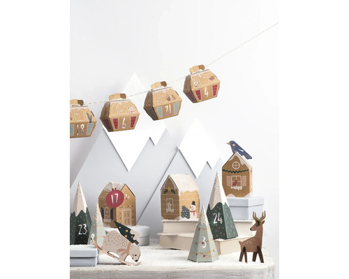 Weihnachtliche Dekoration mit Adventskalender im Gondel- und Häuserdesign sowie Bergkulisse
