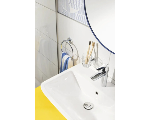 Modernes Badezimmer mit Waschbecken, Armatur, Handtuchhalter und Zahnputzbecher