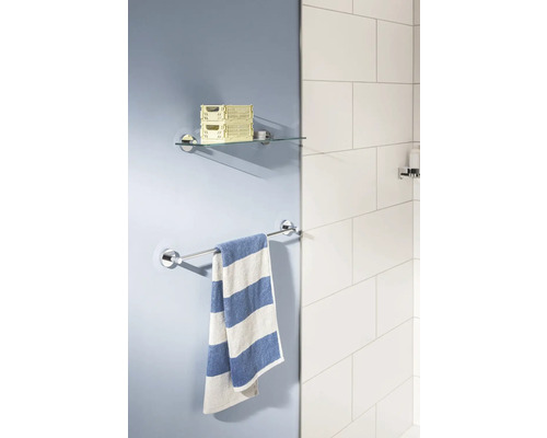 Badezimmeransicht mit Glasregal, Handtuchhalter und gestreiftem Handtuch