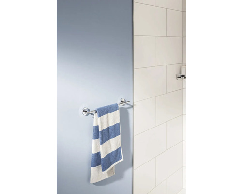 Handtuchhalter mit Handtuch im Badezimmer