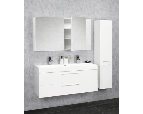 Helles Badezimmer mit Waschbeckenunterschrank, Spiegelschrank und Hochschrank