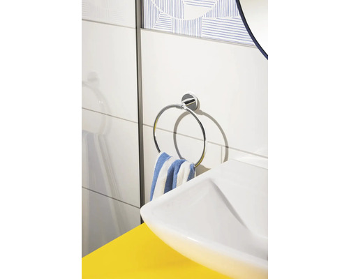 Handtuchring im Badezimmer mit Handtuch und Waschbecken