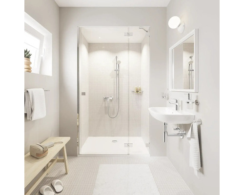 Helles Badezimmer mit Dusche, Waschbecken und Bank