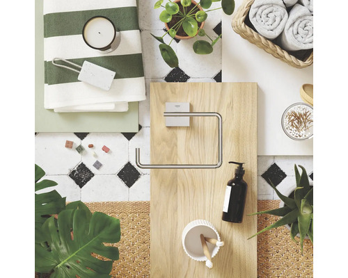 Badezimmerstillleben mit Handtuch, Seife, Pflanze und Toilettenpapierhalter