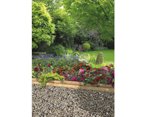 Garten mit Blumenbeet und Rasenkante aus Holz