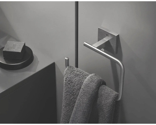 Handtuchring mit Handtuch im Badezimmer