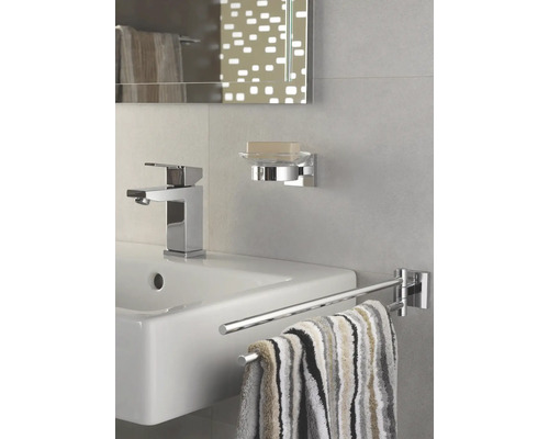 Modernes Badezimmer mit Waschbecken, Armatur, Seifenschale und Handtuchhalter