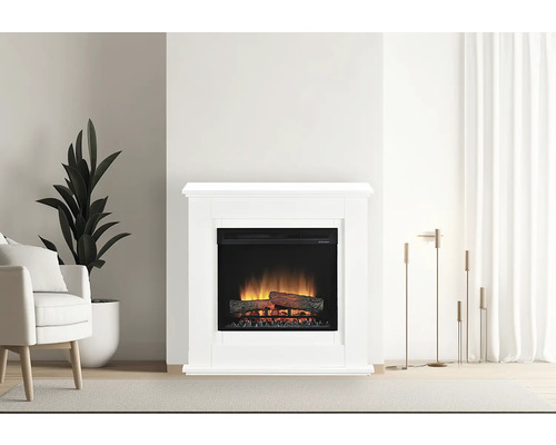 Elektrischer Kamin mit weißer Verkleidung im Wohnzimmer