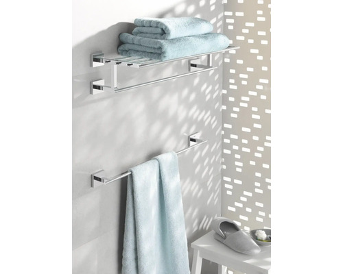 Badezimmer mit Handtuchhalter und Handtüchern