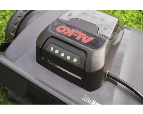 Detailaufnahme des Akkus eines Rasenmähers mit AL-KO Logo und Füllstandsanzeige