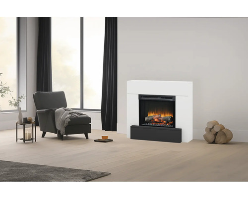 Wohnzimmer mit Elektrokamin, Sessel und Dekoration für eine gemütliche Atmosphäre