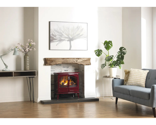 Wohnzimmer mit elektrischem Kamin, Sofa und Dekoration