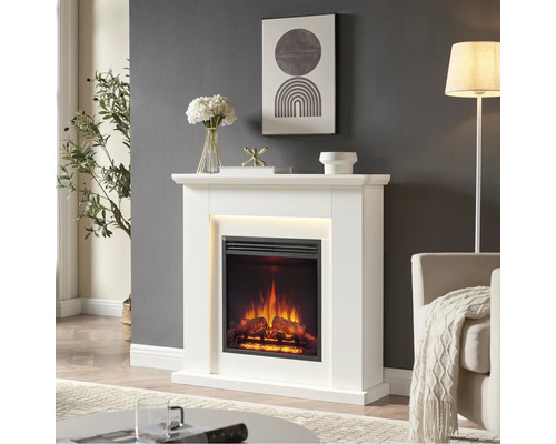 Dekorativer Raum mit Elektrokamin, Kunstpflanzen und Beleuchtung