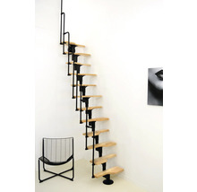 Raumspartreppe mit Holzstufen und Metallgestell im Innenraum