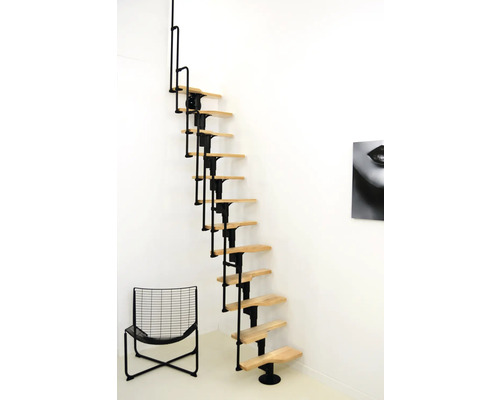 Raumspartreppe mit Holzstufen und Metallgestell im Innenraum