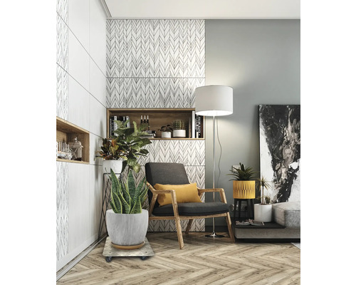 Wohnzimmer mit Sessel, Zimmerpflanzen und dekorativer Wandgestaltung