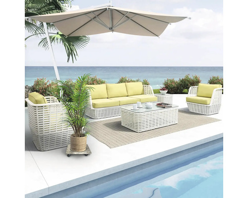 Gartensitzgruppe mit Sofa, Sessel, Tisch und Sonnenschirm auf einer Terrasse am Pool
