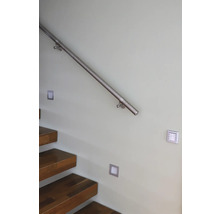 Treppe mit Holzstufen, Metallgeländer und Wandleuchten