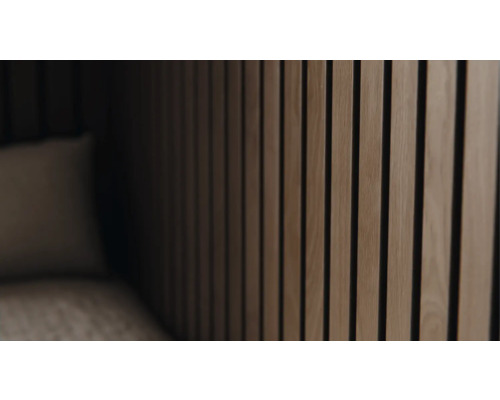 Holzpaneelwand mit vertikalen Leisten und Schallschutz