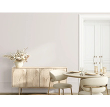 Helles Esszimmer mit Anrichte, Blumengesteck und Esstisch mit Gedeck