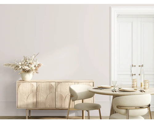 Helles Esszimmer mit Anrichte, Blumengesteck und Esstisch mit Gedeck