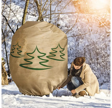 Winterszene mit Pflanzenschutzsack und Frau im Schnee