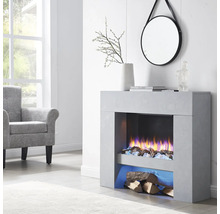 Wohnzimmer mit elektrischem Kamin, Sessel und rundem Spiegel