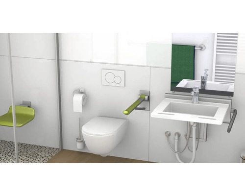 Barrierefreies Badezimmer mit Toilette, Waschbecken, Spiegel, Duschsitz und Haltegriff