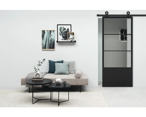 Wohnzimmer mit Schiebetür, Sofa, Couchtisch und Wanddekoration