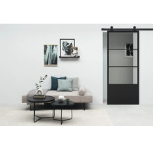 Wohnzimmer mit Schiebetür, Sofa, Couchtischen und Wanddekoration