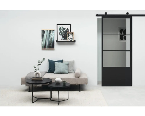 Wohnzimmer mit Schiebetür, Sofa, Couchtischen und Wanddekoration