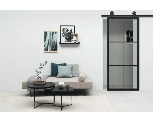 Wohnzimmer mit Tagesbett, Couchtisch und Schiebetür