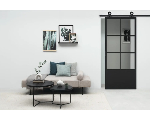 Wohnzimmer mit Schiebetür, Sofa, Couchtischen und Wanddekoration