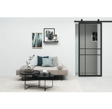 Wohnzimmer mit Schiebetür, Sofa, Couchtischen und Wanddekorationen