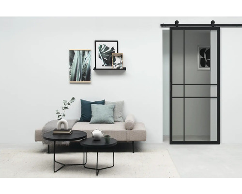 Wohnzimmer mit Schiebetür, Sofa, Couchtischen und Wanddekorationen