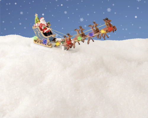 Weihnachtliche Dekoration mit Santa Claus im Schlitten gezogen von Rentieren