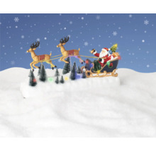 Weihnachtsmann mit Rentierschlitten und leuchtenden Tannenbäumen auf verschneiter Oberfläche