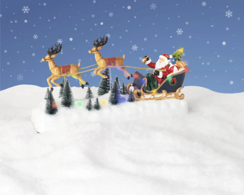 Weihnachtsmann mit Rentierschlitten und leuchtenden Tannenbäumen auf verschneiter Oberfläche