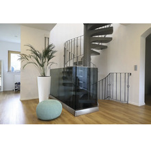Heller Eingangsbereich mit Wendeltreppe, Pflanze im Topf und Sitzhocker