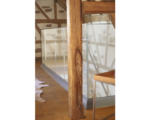 Innenraum mit Glasgeländer und Holzbalken