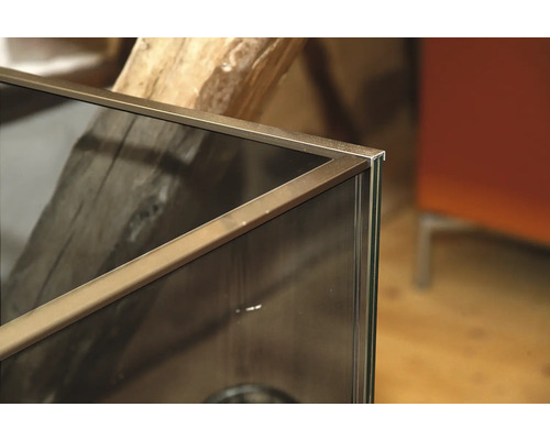 Detailansicht eines Glaselements mit Rahmen