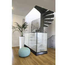 Helles Zimmer mit Wendeltreppe, Topfpflanze und Sitzhocker
