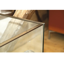 Detailansicht eines Aquariums mit Glas und Metallrahmen
