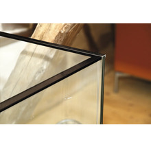 Detailansicht eines Aquariums mit Glas und schwarzem Rahmen