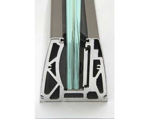 Querschnitt eines Fensterprofils aus Aluminium mit Glas