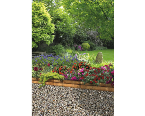 Garten mit Blumen, Kies und Holzumrandung