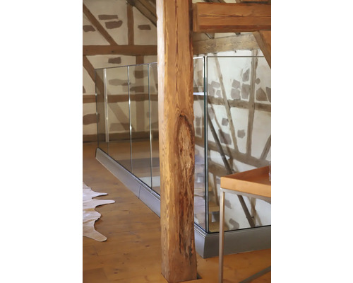 Innenaufnahme eines Holzhauses mit Glasgeländer