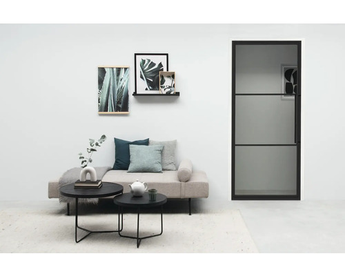Helles Wohnzimmer mit Sofa, Couchtisch und Stahlrahmentür